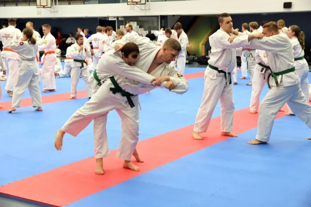 Hokutoryu ju-jutsu Spring camp 2025 👊🏻

#hokutoryu #hokutoryujujutsu #hokutoryucamp #hokutoryuspringcamp #jujutsu #jujitsu #riihimäki #suomenbudokeskus #martialarts #wfj #thekingofmartialarts #habita #budogu #easyfittapiola #easyfit #karateliitto #suomenkarateliitto #junnujujutsu #hokutoryujuniorit #hokutoryujuniors #hokutoryujuniorteam @karatefinland