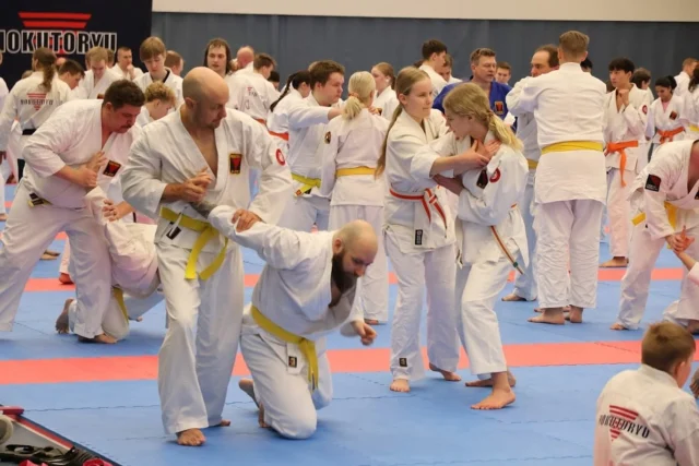 Hokutoryu ju-jutsu Spring camp 2025 👊🏻

#hokutoryu #hokutoryujujutsu #hokutoryucamp #hokutoryuspringcamp #jujutsu #jujitsu #riihimäki #suomenbudokeskus #martialarts #wfj #thekingofmartialarts #habita #budogu #easyfittapiola #easyfit #karateliitto #suomenkarateliitto #junnujujutsu #hokutoryujuniorit #hokutoryujuniors #hokutoryujuniorteam @karatefinland
